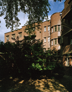 826435 Gezicht op een gedeelte van de zustertuin aan de noordwestzijde van het Diakonessenhuis (Bosboomstraat 1) te Utrecht.